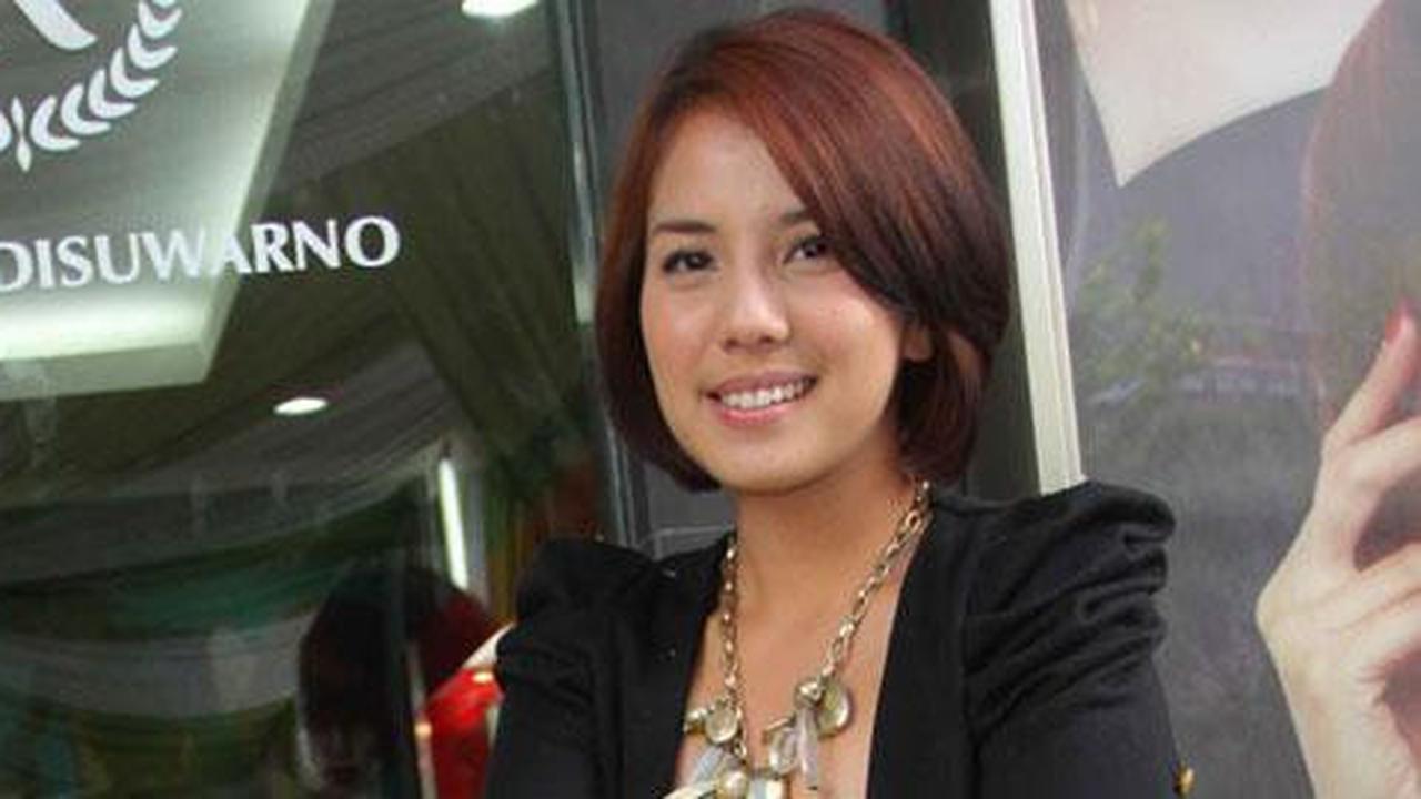 Lulus S-1 Komunikasi, Tya Ariestya langsung ambil S-2