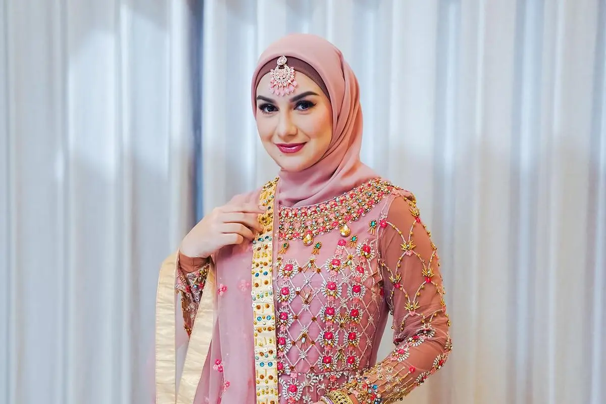 Irish Bella Tampil dengan Busana Bollywood