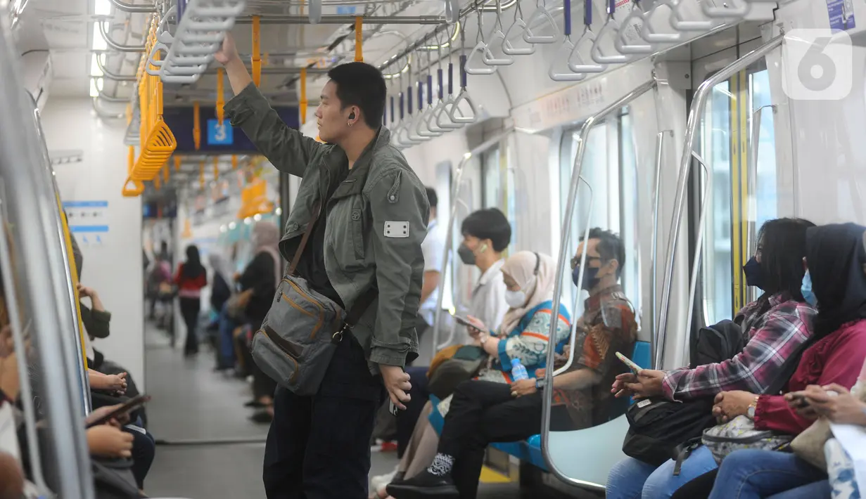<p>Penumpang tak bermasker dalam gerbong kereta moda raya terpadu (MRT) di Jakarta, Senin (12/6/2023). (merdeka.com/Arie Basuki)</p>