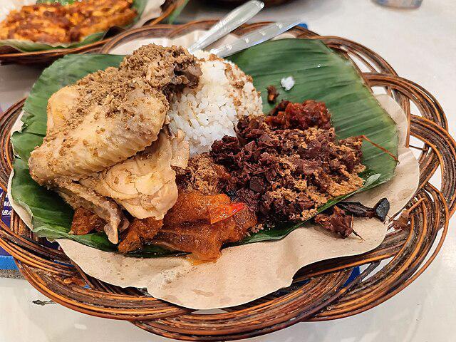 4. Gudeg Lesehan Bu Sastro