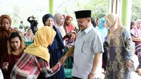 Bupati Situbondo Karna Suwandi bagikan ribuan paket sembako  kepada masyarakat kurang mampu di Kecamatan Besuki (Hermawan Arifianto/Liputan6.com)