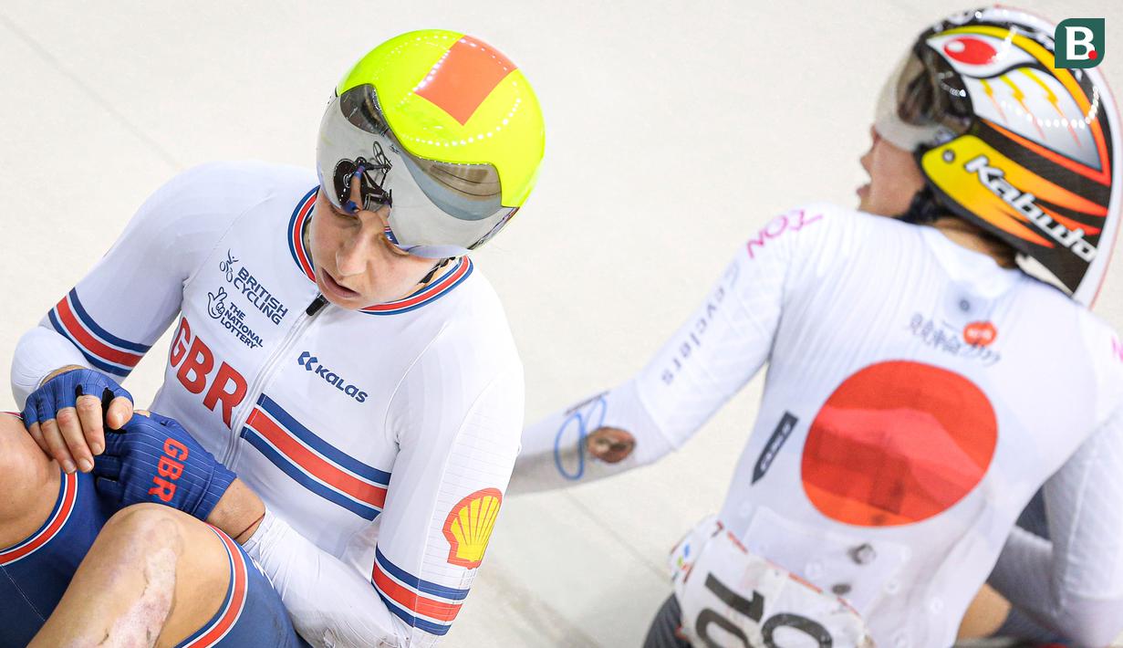Reaksi kesakitan pebalap sepeda Inggris Raya dan Jepang setelah terjatuh pada nomor madison putri UCI Track Nations Cup 2023 yang berlangsung di Jakarta International Velodrome, Rawamangun, Jakarta, Sabtu (25/02/2023). (Bola.com/Bagaskara Lazuardi)