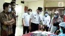 Walikota Jakarta Pusat Dhany Sukma (kanan), Director and COO Indosat Ooredoo Vikram Sinha dan Director and Chief Human Resources Officer Irsyad Sahroni meninjau Vaksinasi Covid-19 dengan Mobil Klinik Indosat Ooredoo di Kebon Melati, Jakarta (28/7/2021). (Liputan6.com/HO/Indosat)