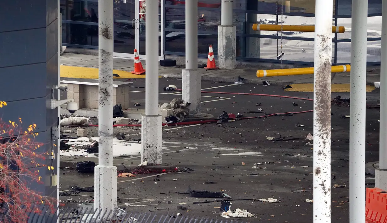 Puing-puing berserakan di dalam alun-alun bea cukai di perbatasan Rainbow Bridge, Air Terjun Niagara, New York, Amerika Serikat (AS), Rabu (22/11/2023). Penyeberangan perbatasan antara AS dan Kanada telah ditutup setelah sebuah kendaraan meledak di sebuah pos pemeriksaan jembatan dekat Air Terjun Niagara. (Derek Gee/The Buffalo News via AP)