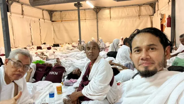 Ustaz Guntur Bumi Turut Jadi Saksi Momen Haru Jamaah Haji Asal Indonesia Menangis Saat Wukuf di Arafah. (ist)