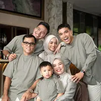 Fuji juga sempat mengunggah beberapa potret keluarganya mengenakan outfit Lebaran sarimbit. Memilih nuansa hijau sage, keluarga Fuji tampil menawan dan terlihat adem dengan baju Lebaran yang kompak. [Foto: Instagram/fuji_an]