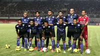 Tim Arema Cronus Saat bertanding pada laga Piala Jenderal Sudirman di Stadion Maguwoharjo, Sleman, Minggu (13/12/2015). (Bola.com/Nicklas Hanoatubun)