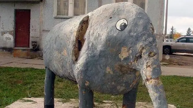 7 Potret Nyeleneh Patung Gajah Ini Bikin Bingung