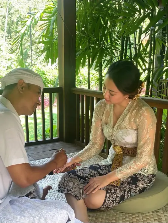 Sherina memilih 'Me Time' di Bali dengan melakukan sederet ritual tradisional. Penampilan Sherina pun disebut bak warga lokal [@sherinamunaf]