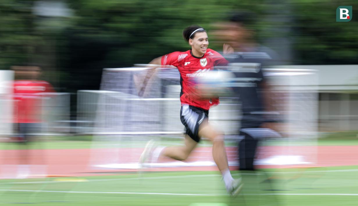 <p>Pemain Timnas Indonesia U-22, Dion Markx melakukan latihan perdana menjelang SEA Games 2025 di Stadion Madya, Kompleks Stadion Utama Gelora Bung Karno (SUGBK), Senayan, Jakarta, Selasa (11/11/2025). (Bola.com/Bagaskara Lazuardi)</p>