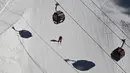 Seorang pemain ski menuruni lereng jalur menurun di Pusat Ski Alpine Nasional Yanqing menjelang Olimpiade Musim Dingin Beijing 2022 di distrik Yanqing, 2 Februari 2022. Pusat ski Alpine itu terdiri atas trek sepanjang 9,2 km dengan turunan vertikal maksimum 900 meter. (Dimitar DILKOFF/AFP)