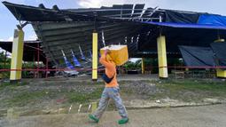 Kantor pengurangan bencana setempat melaporkan bahwa seorang wanita dari Kota Tagum di Provinsi Davao del Norte tewas ketika tembok rumahnya runtuh. Suami dan anaknya terluka. (AP Photo/Ivy Marie Mangadlao)