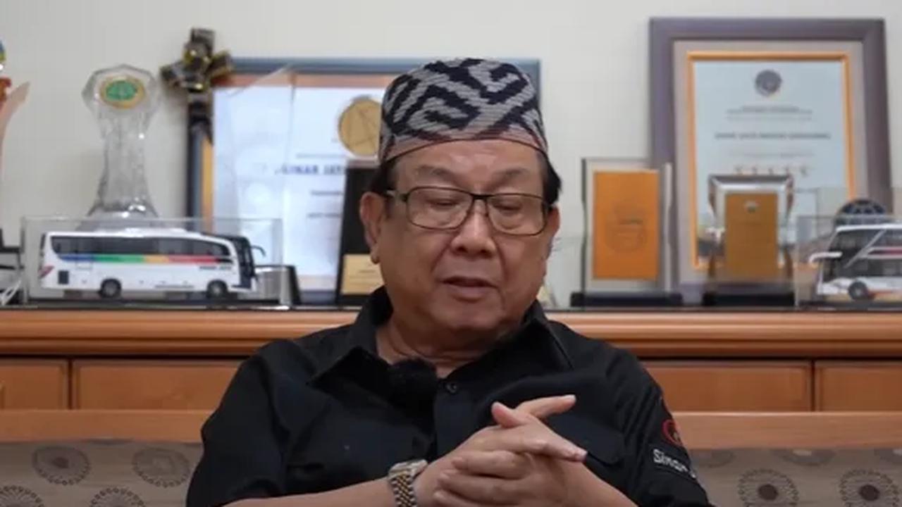 Menurut penuturannya, dahulu Sinar Jaya merupakan perusahaan angkutan truk yang dibuat oleh ayah dari Herman Rusly (Alm.).