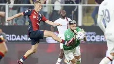 Kiper AC Milan, Olivier Giroud, menangkap bola saat melawan Genoa pada pekan ke-8 Serie A 2023/2024 di Stadion Luigi Ferraris, Minggu (8/10/2023). Penyerang AC Milan, Olivier Giroud, menjadi kiper dadakan saat Rossoneri bertandang ke Markas Genoa. (Tano Pecoraro/LaPresse via AP)