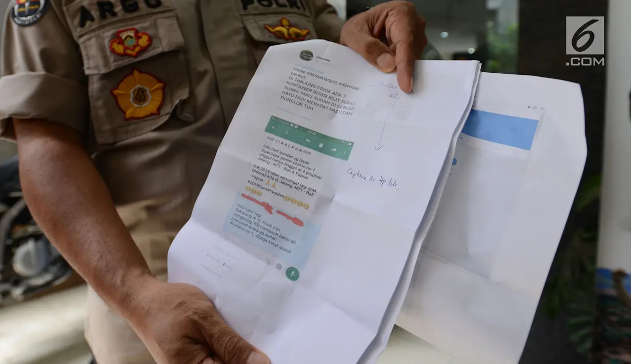 Kabid Humas Polda Metro Jaya Kombes Argo Yuwono menunjukkan barang bukti Screenshot posting-an tersangka MIK di Twitter saat jumpa pres di Polda Metro Jaya, Jakarta, Jumat (11/1). (Merdeka.com/Imam Buhori)