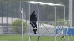 Pelatih Schalke, David Wagner, mengawasi para pemainnya selama sesi latihan di Gelsenkirchen, Jerman, Rabu, (29/4/2020). Schalke kembali menggelar latihan jelang rencana akan kembali bergulirnya Bundesliga di tengah pandemi COVID-19 pada Mei mendatang. (AP/Martin Meissner)