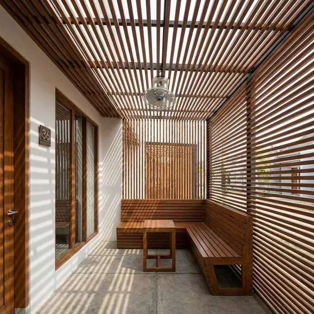 Teras dengan Kisi-Kisi Kayu (Wooden Slats) (Gemini AI)