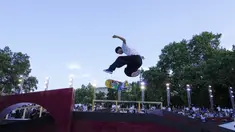 Skater asal Jepang Aoki Yukito saat beraksi pada ajang Kejuaraan Dunia Skateboard Jalanan di Roma, Sabtu (2/7/2022). (AP/Andrew Medichini)