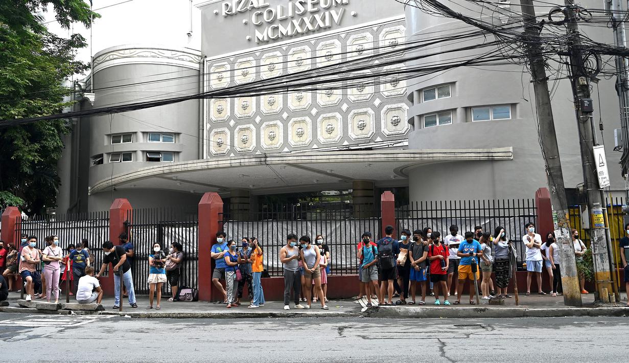 Warga menyelamatkan diri dengan keluar bangunan setelah gempa berkekuatan magnitudo 7,1 terasa di Manila, Filipina, Rabu (27/7/2022). Pusat gempa sekitar 300 kilometer jauhnya dari Manila. (JAM STA ROSA/AFP)