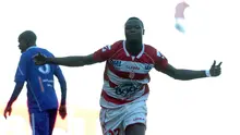Persib Bandung dikabarkan memboyong penyerang Timnas Chad, Ezechiel N'Douassel. (AFP/Fethi Belaid)