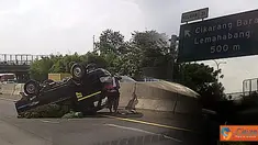 Minibus pengangkut sayuran terbalik.