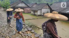 Ada pemandangan menarik pada bagian depan beberapa rumah adat Baduy Luar di Kampung Ciboleger Lebak Banten, nampak sebuah bambu besar dengan panjang sekitar 2 meter dilengkapi kran air ditancapkan di depan rumah. (merdeka.com/Arie Basuki)