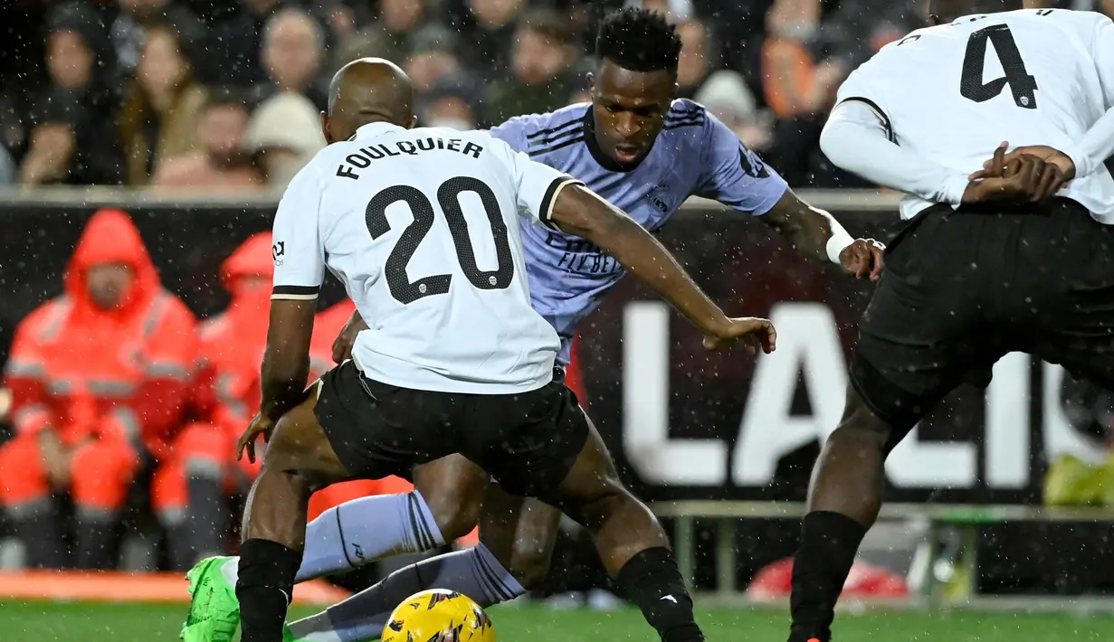Real Madrid hanya mampu bermain imbang 2-2 melawan Valencia. (JOSE JORDAN/AFP)