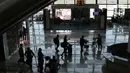 Penumpang tengah berjalan di ruang keberangkatan di Terminal 3 Bandara Soetta, Tangerang,  Banten, Selasa (23/11/2021). Menteri Komunikasi dan Informatika, Johnny G. Plate mengatakan sosialisasi penerapan PPKM Level 3 pada periode Nataru ini disampaikan lebih awal.  (Liputan6.com/Angga Yuniar)