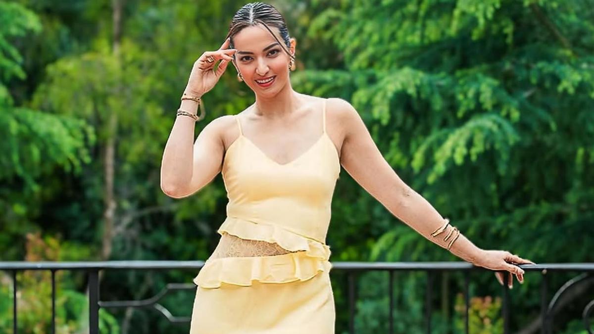 6 Inspirasi Padu Padan Outfit Kuning ala Nia Ramadhani, Tampil Cerah dan Stylish