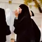 Potret Syahnaz Sadiqah tampil anggun kenakan abaya (Sumber: Instagram/syahnazs)