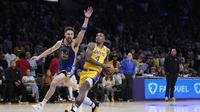 Aksi pemain Lakers Lonnie Walker IV menghancurkan Warriors di game keempat semifinal Wilayah Barat NBA (AP)