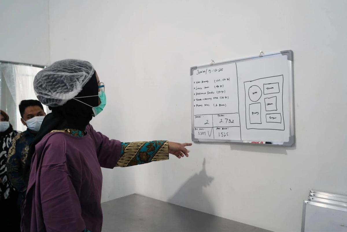 Kepala Biro Hukum dan Humas BGN, Khairul Hidayati saat meninjau SPPG Bongoime
