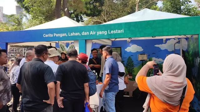 Keramaian pengunjung di booth WRI Indonesia