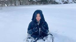 Tidak ada salju yang turun di Indonesia karena negara tropis, Yoriko Angeline pun membagikan momen serunya saat bermain salju di Amerika Serikat. Dalam momen ini ia pun terlihat menikmati suasana dingin di tengah hamparan salju yang menutup area tersebut. (Liputan6.com/IG/@yorikooangln_)