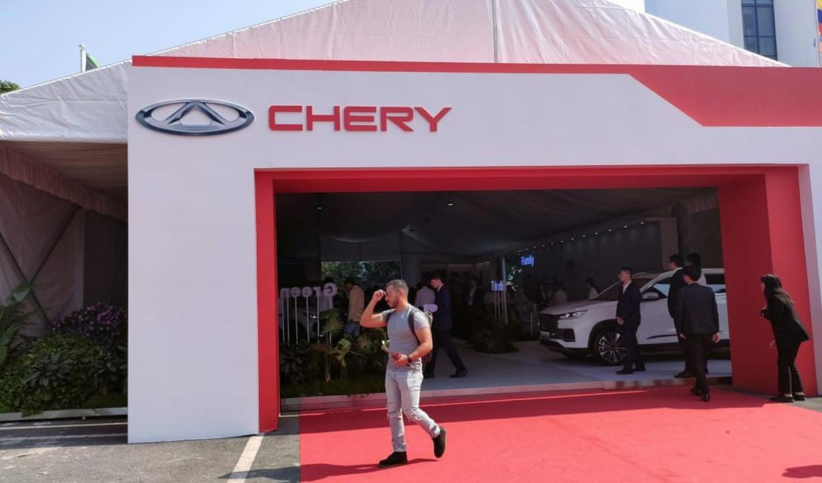 Pameran Produk Ekologi Chery <br>Hari pertama (15/10), berbagai produk dipamerkan. Dirancang lima peragaan produk utama, mencerminkan gaya hidup cerdas 'manusia, mobil, dan kehidupan' seperti kacamata pintar, kulkas kecantikan, skateboard listrik, pemoton