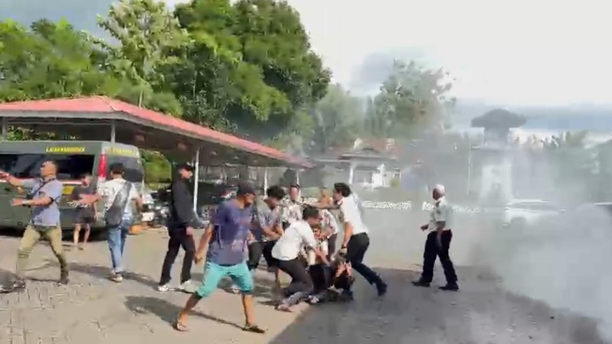 Petugas Lapas Narkotika Bollangi Bentrok dengan Demonstran