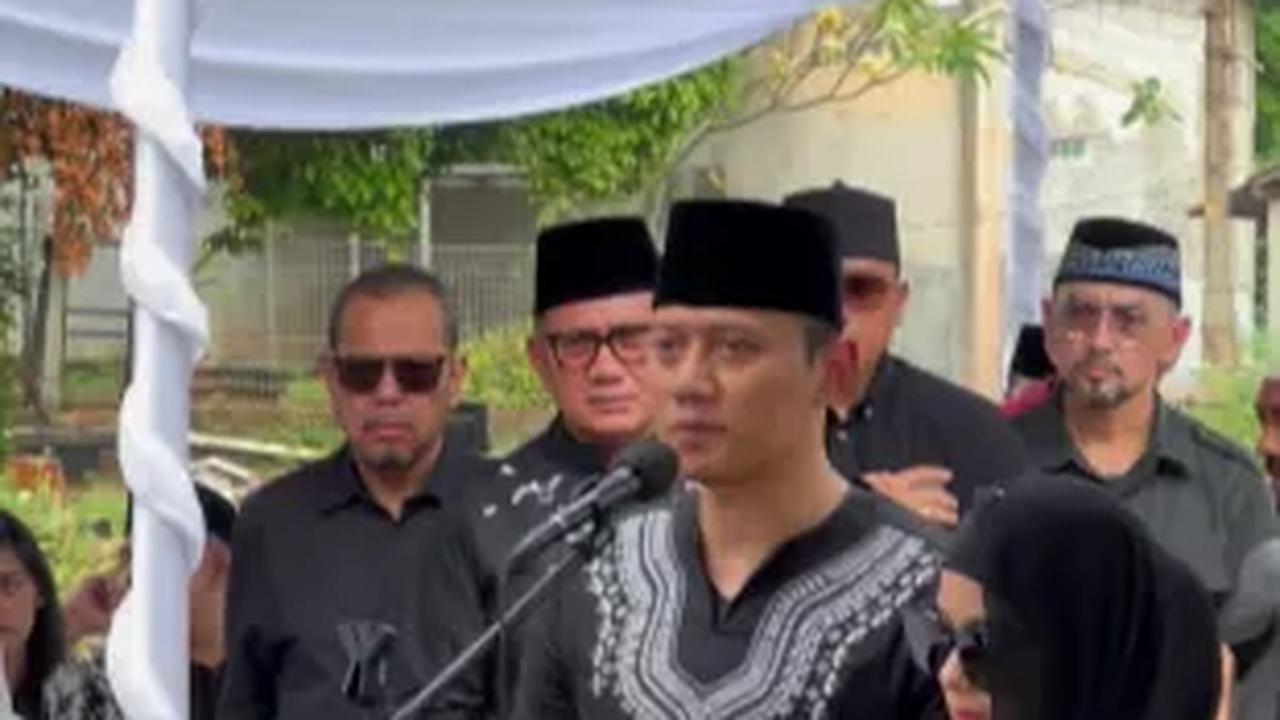 Innalillahi Wainaillahi Rojiun, Agus Harimurti Berduka, Annisa Pohan Terisak di Pusara