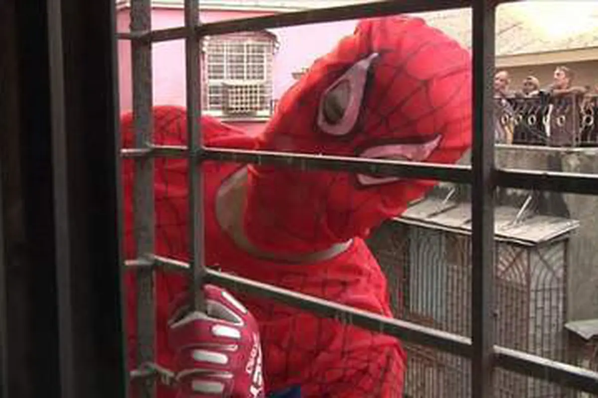 Caleg `Spiderman` Ini Kampanye dari Jendela ke Jendela