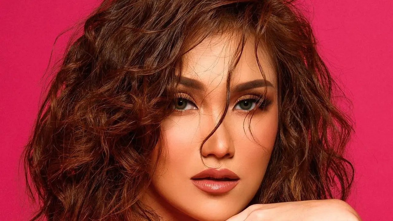 7 Gaya Pemotretan Ayu Ting Ting dengan Rambut Pendek, Tampil Memukau