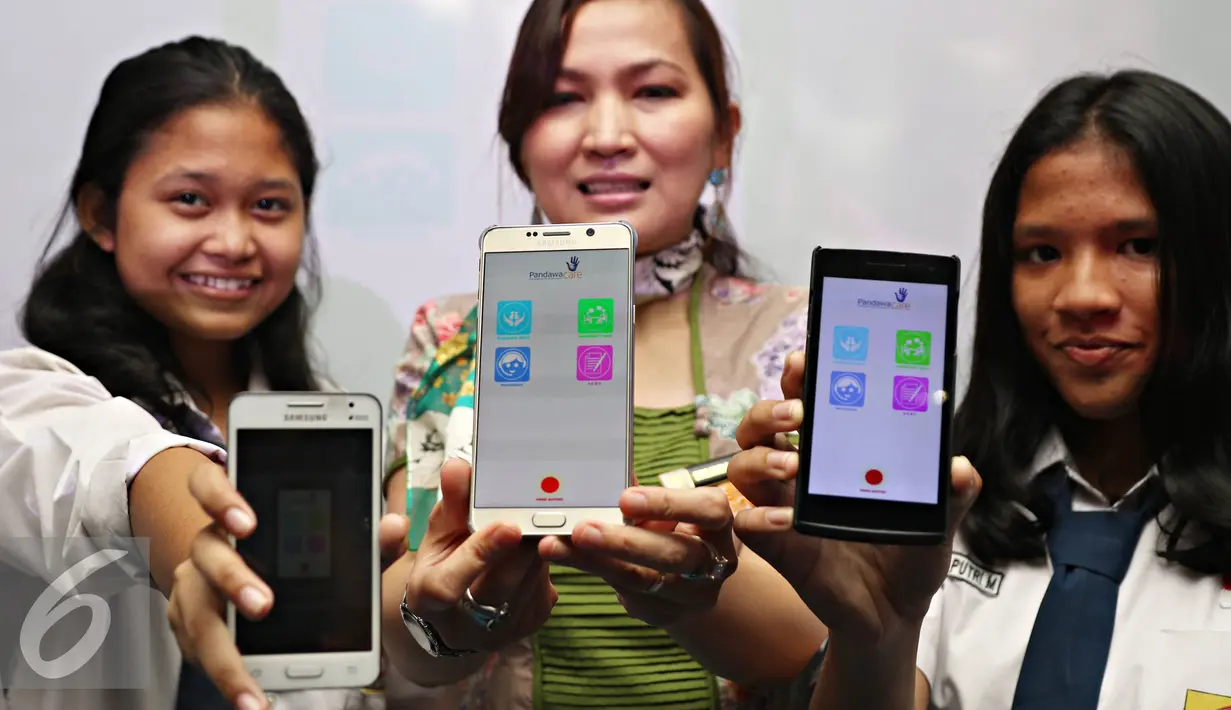 Pelajar memperlihatkan aplikasi Pandawa Care di Jakarta, Senin (25/4). Aplikasi berbasis OS Android itu memungkinkan masyarakat untuk melakukan pelaporan secara langsung apabila mengetahui adanya kejahatan terhadap anak. (Liputan6.com/Immanuel Antonius)