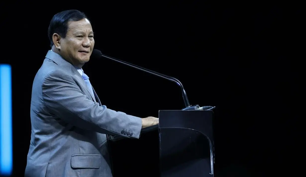 Prabowo tampil dalam balutan busana formal. Ia mengenakan setelan jas dan celana panjang abu-abu yang serasi dengan dasi biru muda. [Foto: Instagram/prabowo]