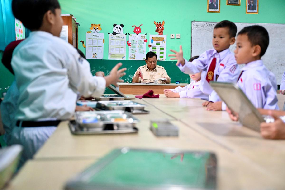 Prabowo tinjau Makan Bergizi Gratis di Bogor