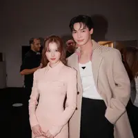 Member Twice, Sana pun hadir mengenakan dress lengan panjang berkerah warna pink. Sambil membawa shoulder bag putihnya. [@gmmtv]