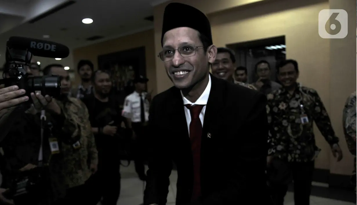 Menteri Pendidikan dan Kebudayaan (Mendikbud) Nadiem Anwar Makarim saat tiba di Gedung Kemendikbud, Jakarta, Rabu (23/10/2019). Nadiem Makarim datang untuk menghadiri  acara lepas sambut sebagai Mendikbud yang baru. (merdeka.com/Iqbal S. Nugroho)