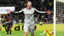 Pemain AC Milan, Adrien Rabiot, melakukan selebrasi setelah mencetak gol ke gawang Torino pada laga Liga Italia di Stadion San Siro, Minggu (22/3/2026) dini hari WIB. (AP Photo/Luca Bruno)