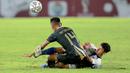 Pemain PSIS Semarang, Reza Irfana (kanan) berebut bola dengan pemain Dewa United FC, Miftah Anwar Sani dalam lanjutan babak penyisihan Grup A Piala Presiden 2022 antara Dewa United FC menghadapi PSIS Semarang di Stadion Manahan, Solo, Jawa Tengah, Jumat (17/6/2022). (Bola.com/Arief Bagus)
