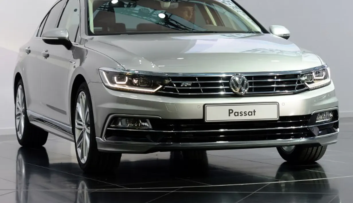 VW Passat terbaru yang diluncurkan di Potsdam, (3/7/2014), merupakan generasi kedelapan mobil keluarga yang diproduksi oleh pabrikan asal Jerman, Volkswagen, sejak 1973. (AFP PHOTO/DPA/Ralf Hirschberger)