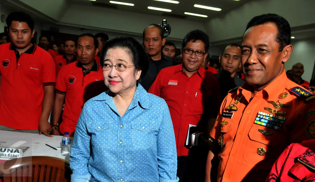Ketua umum PDIP Megawati Soekarnoputri didampingi sekjen PDIP Hasto Kristyanto dan Kepala Basarnas FH Bambang Soelistyo saat menghadiri pelepasan kader Baguna untuk latihan SAR bersama Basarnas, Jakarta, Selasa (15/9/2015). (Liputan6.com/Andrian M Tunay)