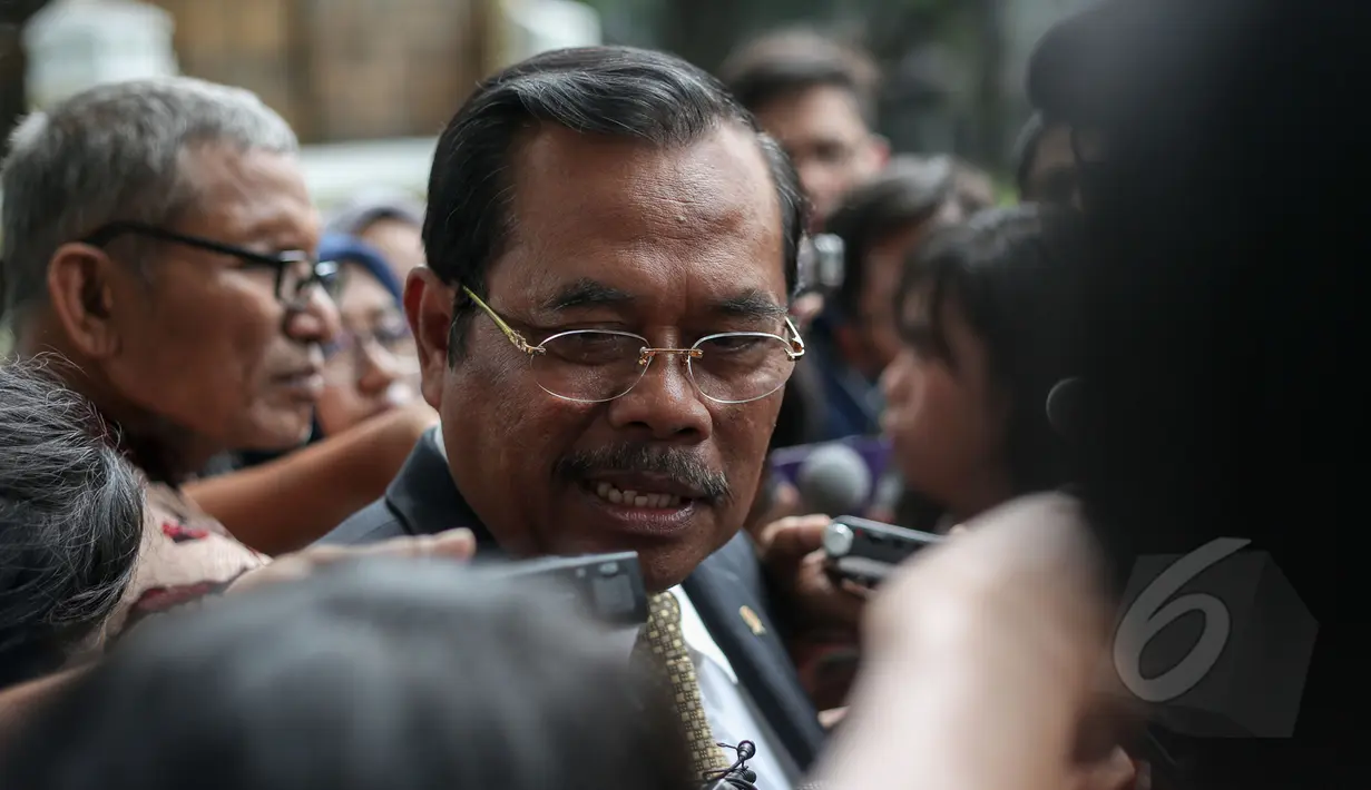 Jaksa Agung M Prasetyo menyatakan eksekusi terhadap sembilan terpidana mati dalam kasus narkoba akan dilakukan serentak dalam waktu dan tempat yang sama, Jakarta, Selasa (28/4/2015). (Liputan6.com/Faizal Fanani)
