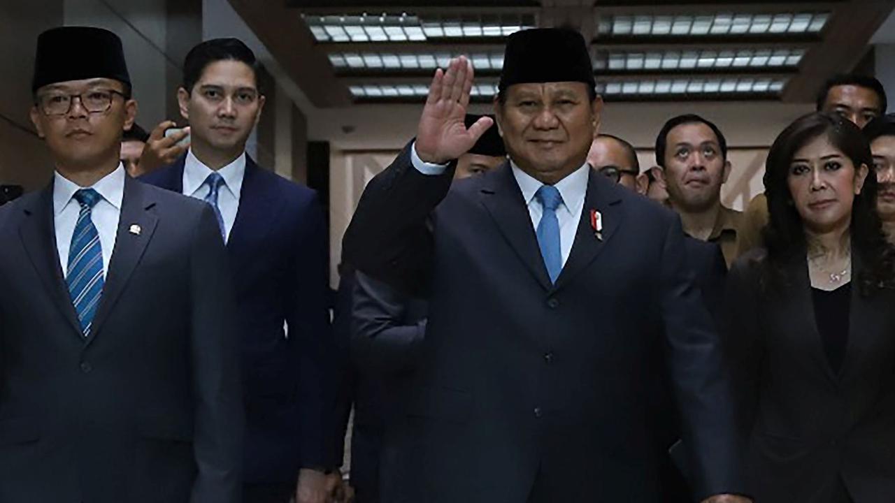 Sosok Paling Dihormati, Jenderal Sepuh TNI Salam Komando Berani Tunjuk-Tunjuk Dada Prabowo & Beri Pelukan Bangga